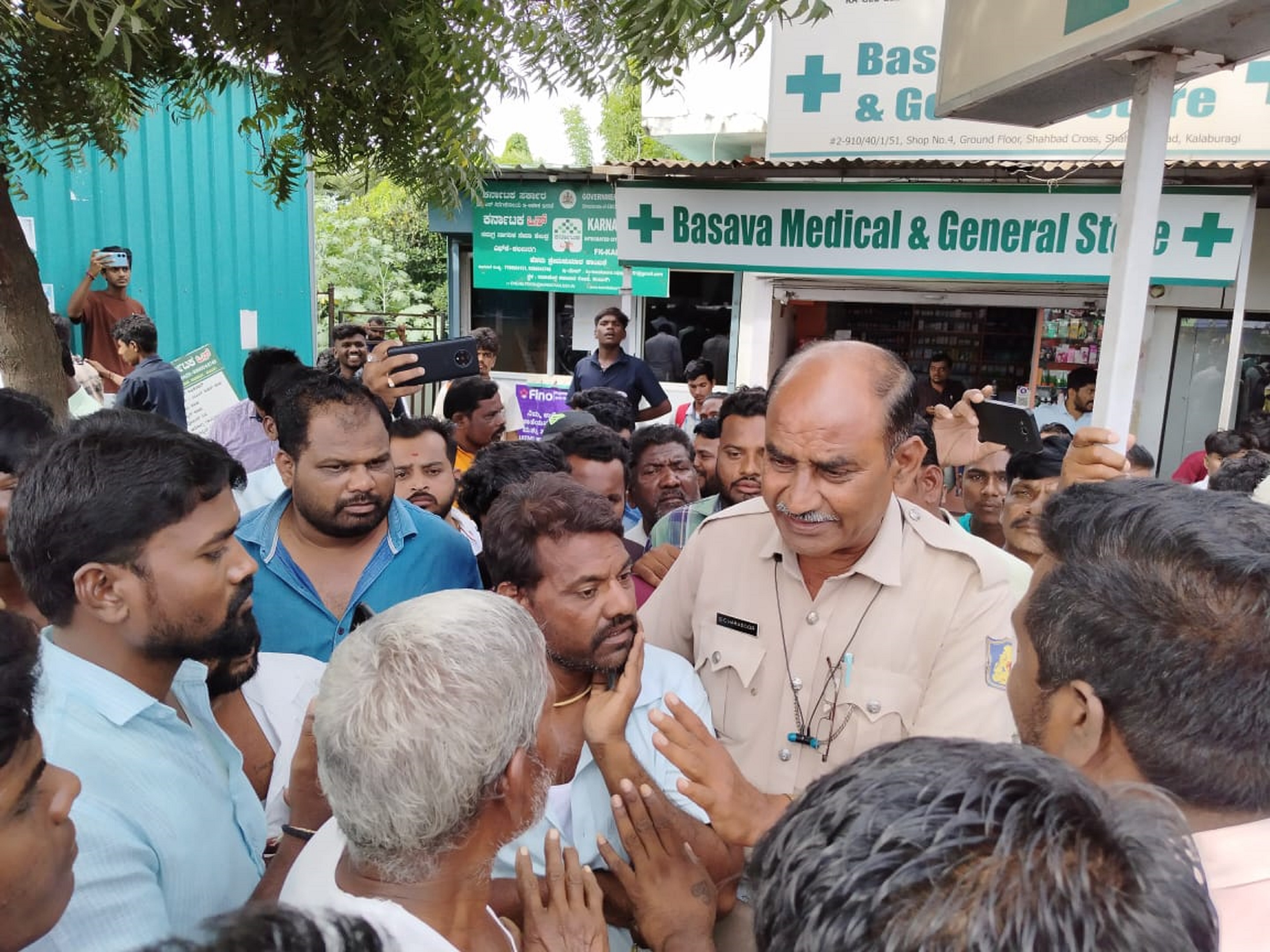 ಕಲಬುರಗಿಯ ಶಹಾಬಾದ್ ರಸ್ತೆಯಲ್ಲಿ ಬುಧವಾರ ಅಡ್ಡಾದಿಡ್ಡಿ ಶಾಲಾ ವಾಹನ ಚಲಾಯಿಸಿದ ಚಾಲಕ ಶಿವಕುಮಾರನನ್ನು ವಶಕ್ಕೆ ಪಡೆದ ಕಾನ್‌ಸ್ಟೆಬಲ್