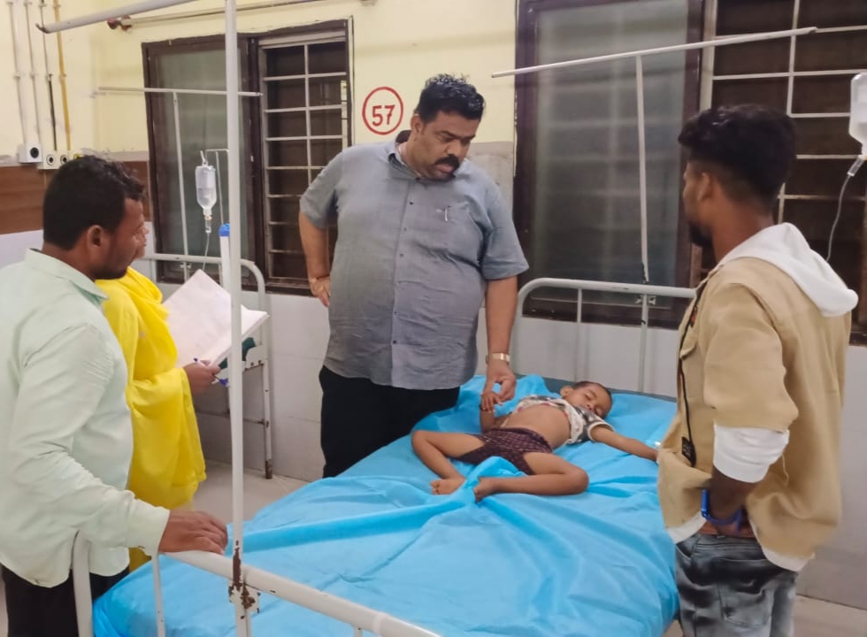 ಲಿಂಗಸುಗೂರು ತಾಲ್ಲೂಕು ಗೆದ್ದಲಮರಿತಾಂಡಾದಲ್ಲಿ ಬುಧವಾರ ಉಲ್ಬಣಿಸಿದ ವಾಂತಿ ಭೇದಿಯಿಂದ ಬಳಲಿ ಸಾರ್ವಜನಿಕ ಆಸ್ಪತ್ರೆಯಲ್ಲಿ ಚಿಕಿತ್ಸೆಗೆ ದಾಖಲಾದ ರೋಗಿಗಳನ್ನು ತಾಲ್ಲೂಕು ಆರೋಗ್ಯಾಧಿಕಾರಿ ಡಾ. ಅಮರೇಶ ಮಾಕಾಪುರ ವಿಚಾರಿಸಿದರು