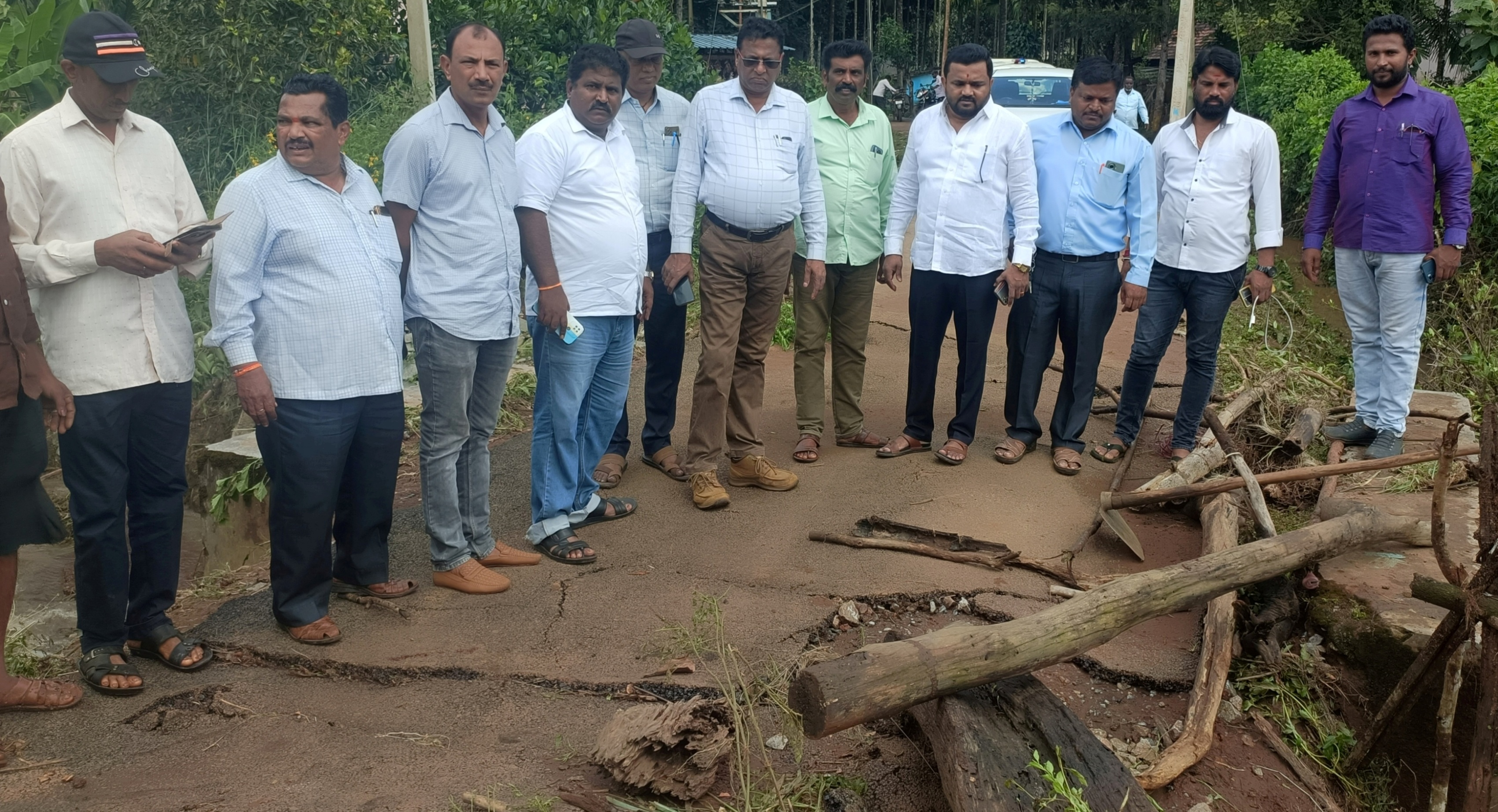 ಆನಂದಪುರ ಸಮೀಪದ ಪತ್ರೆಹೊಂಡ ಗ್ರಾಮದಲ್ಲಿ ಭಾರಿ ಮಳೆಯಿಂದಾಗಿ ರಸ್ತೆ ಕುಸಿದಿರುವುದನ್ನು ಅಧಿಕಾರಿಗಳು ಪರಿಶೀಲನೆ ನಡೆಸಿದರು.