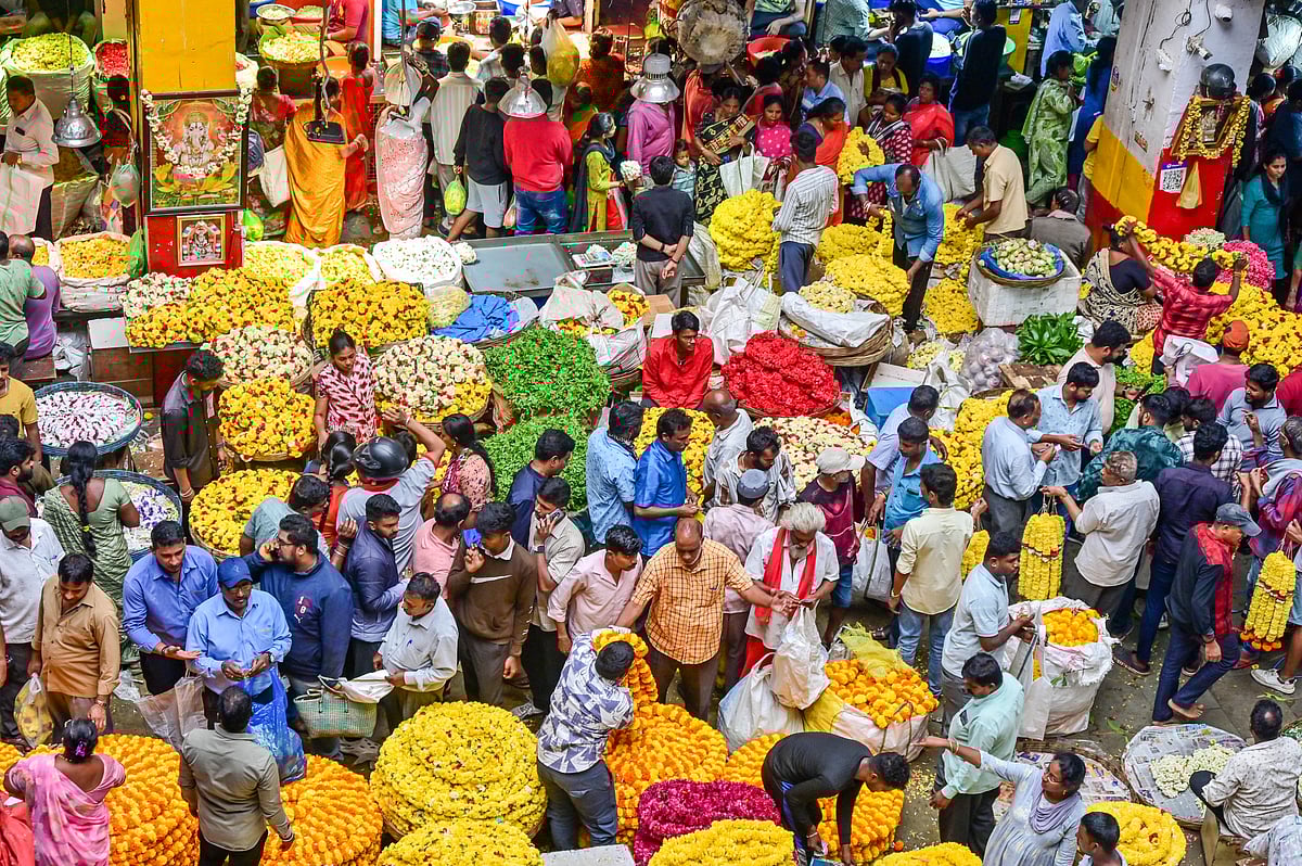ಆಯುಧಪೂಜೆ, ವಿಜಯದಶಮಿ ನಿಮಿತ್ತ ಹೆಚ್ಚಿನ ಬೇಡಿಕೆ: ಗಗನಕ್ಕೇರಿದ ಹೂವಿನ ದರ
