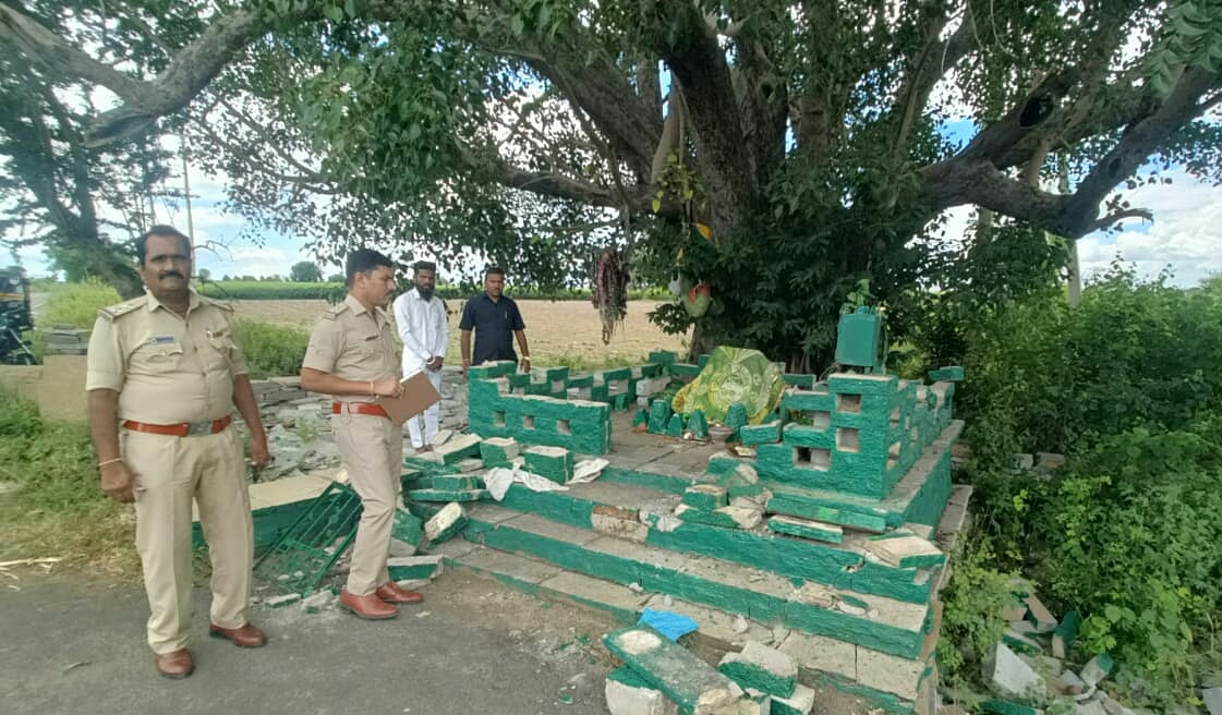 ಚಿತ್ತಾಪುರ | ಹಜರತ್ ಸೈಯದ್ ಪೀರ್ ದರ್ಗಾ‌ ಧ್ವಂಸಗೊಳಿಸಿದ ಕಿಡಿಗೇಡಿಗಳು