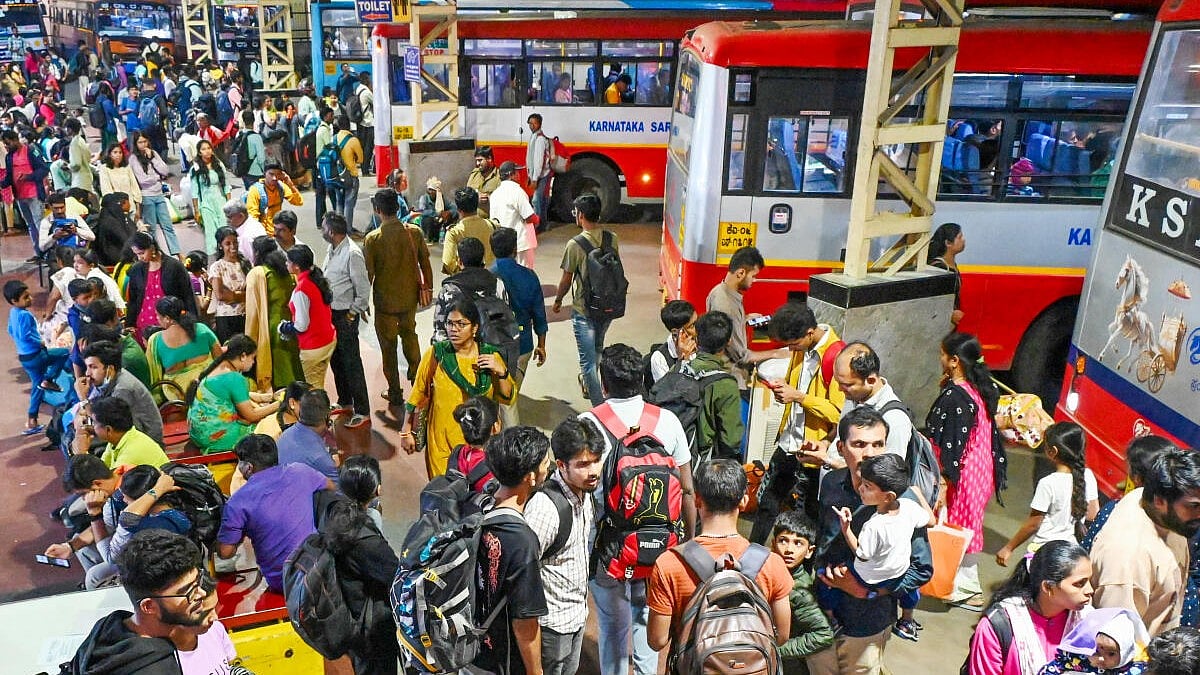 ಬೆಂಗಳೂರು | ವಾರಾಂತ್ಯದ ರಜೆ: ರಸ್ತೆಗಳಲ್ಲಿ ದಟ್ಟಣೆ