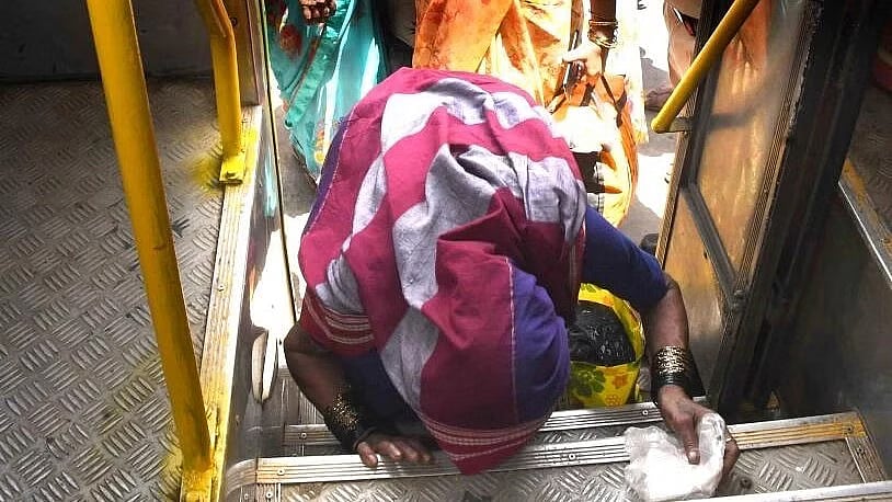 ಗ್ಯಾರಂಟಿಗಳ ಯಶಸ್ಸು: ಮನೆಗಳಿಂದ ಹೊರಬಂದು ಅರಮನೆಗಳನ್ನ ನೋಡುತ್ತಿರುವ ತಾಯಂದಿರು!