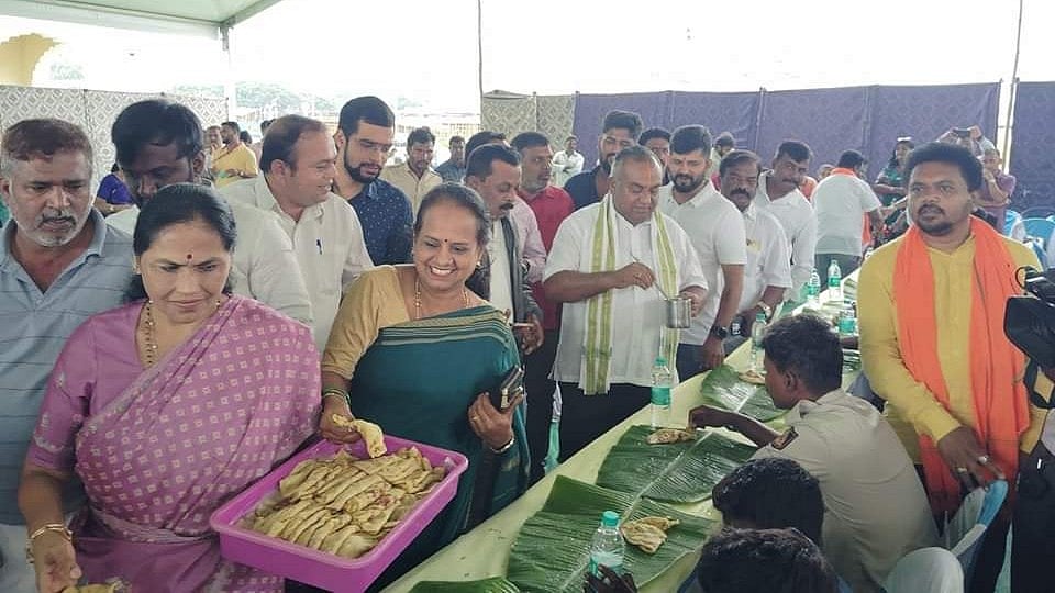 ಮೈಸೂರು ದಸರಾ: ಮಾವುತರು, ಕಾವಾಡಿಗಳು, ಕುಟುಂಬದವರಿಗೆ ಶೋಭಾ ಉಪಾಹಾರ