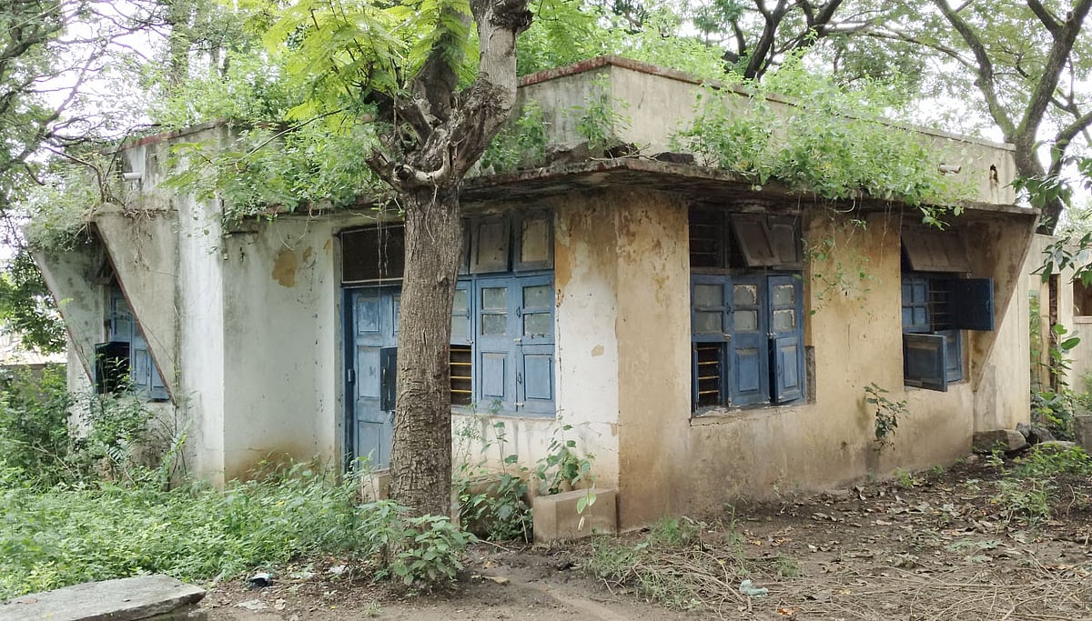 ಮುಳಗುಂದ: ಪಾಳುಬಿದ್ದ ವಸತಿಗೃಹ ಕಟ್ಟಡ 
 