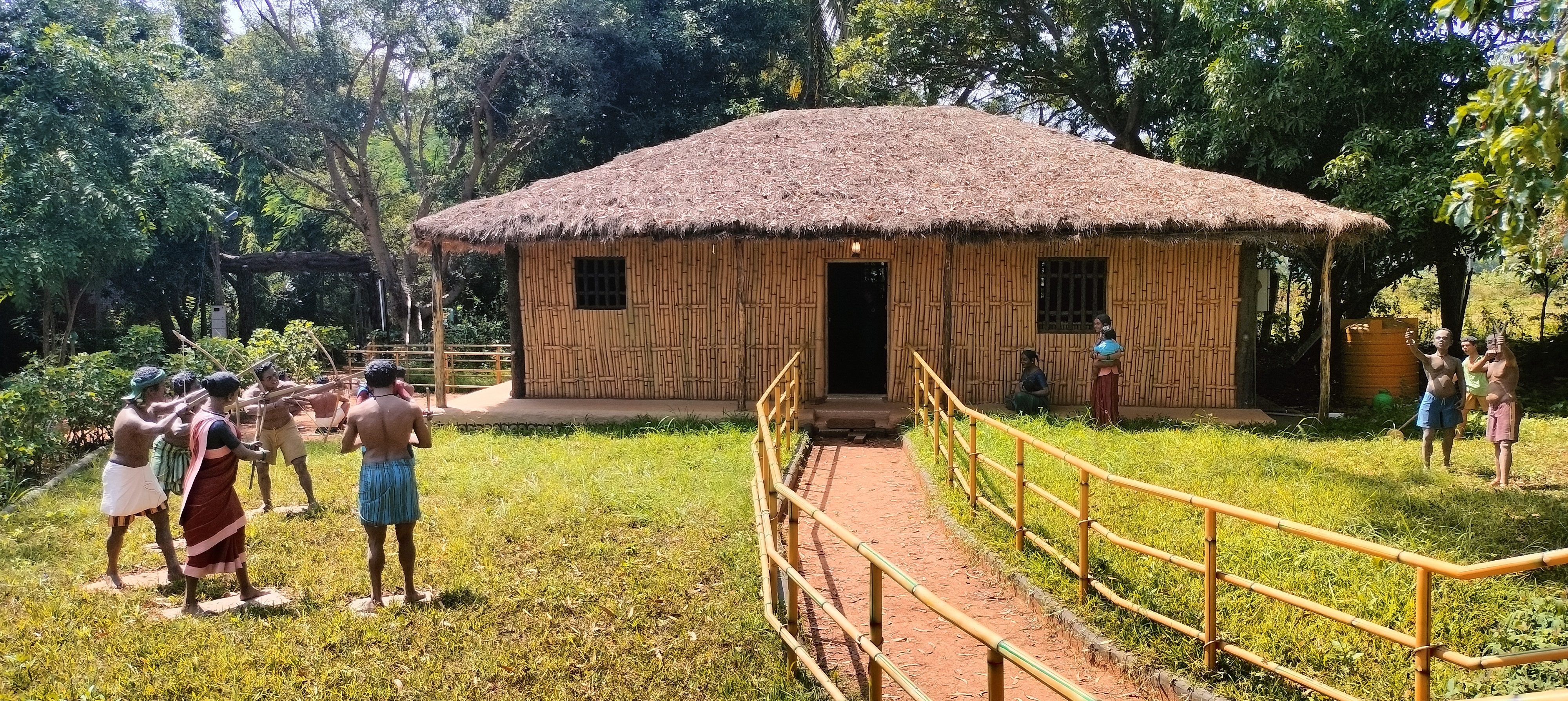 ಗಿರಿಜನ ಲೋಕದಲ್ಲಿ ಮೈದಳೆದ ಜೇನು ಕುರುಬರ ಹಾಡಿ