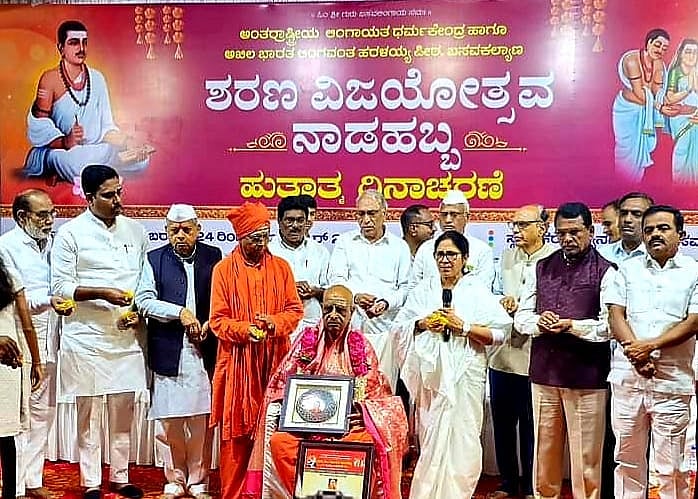 ‘ವಚನ ದರ್ಶನ’ ಕೃತಿಯಿಂದ ಬಸವಣ್ಣನವರಿಗೆ ಅಪಚಾರ: ಸಾಣೆಹಳ್ಳಿ ಶಿವಾಚಾರ್ಯ ಸ್ವಾಮೀಜಿ