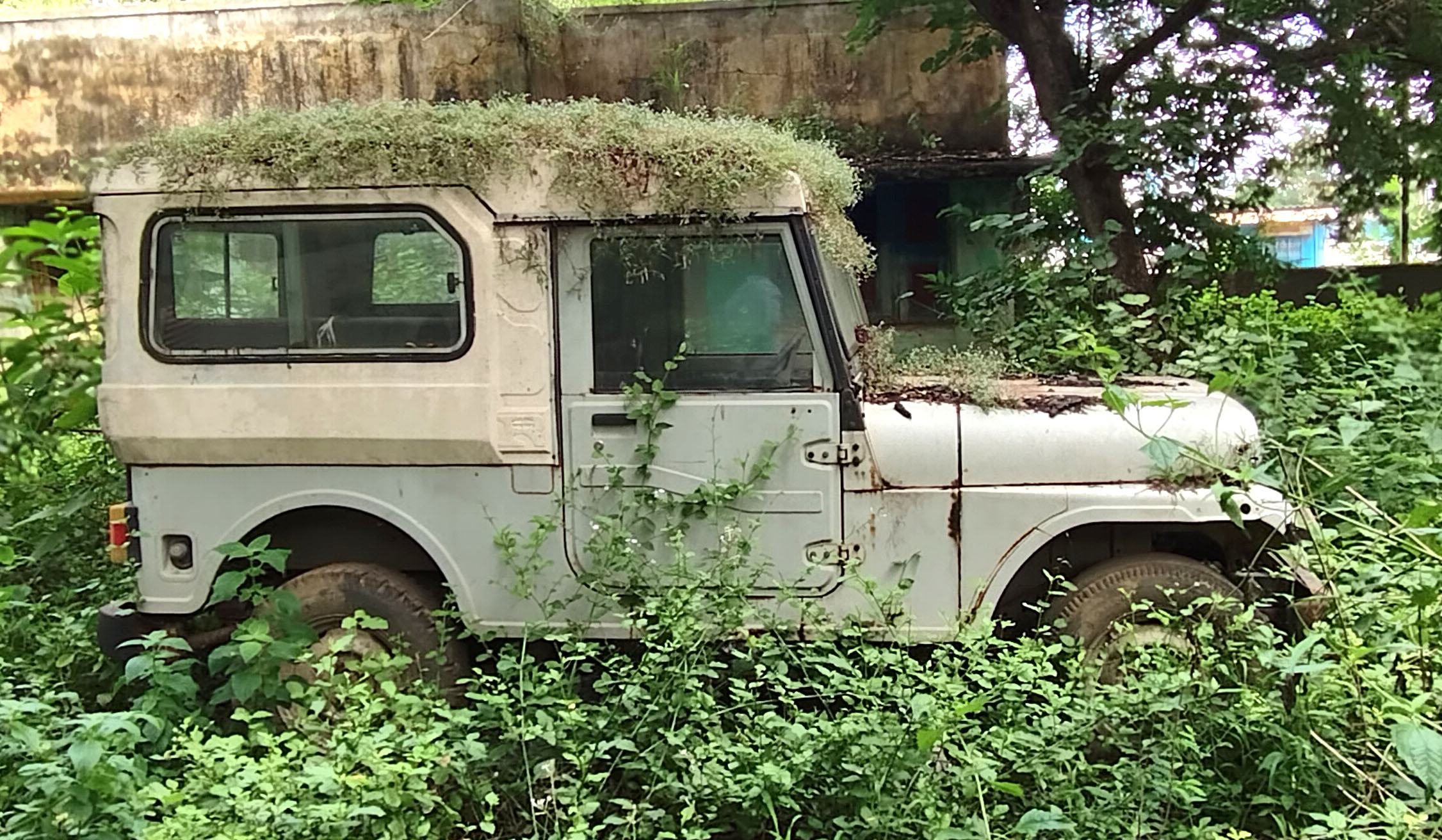 ಆರೋಗ್ಯ ಇಲಾಖೆ ವಸತಿ ಸಮುಚ್ಛದ ಮುಂದೆ ನಿಲ್ಲಿಸಿದ ಆರೋಗ್ಯ ಇಲಾಖೆ ಜಿಪ್ ಸ್ಥಿತಿ 
