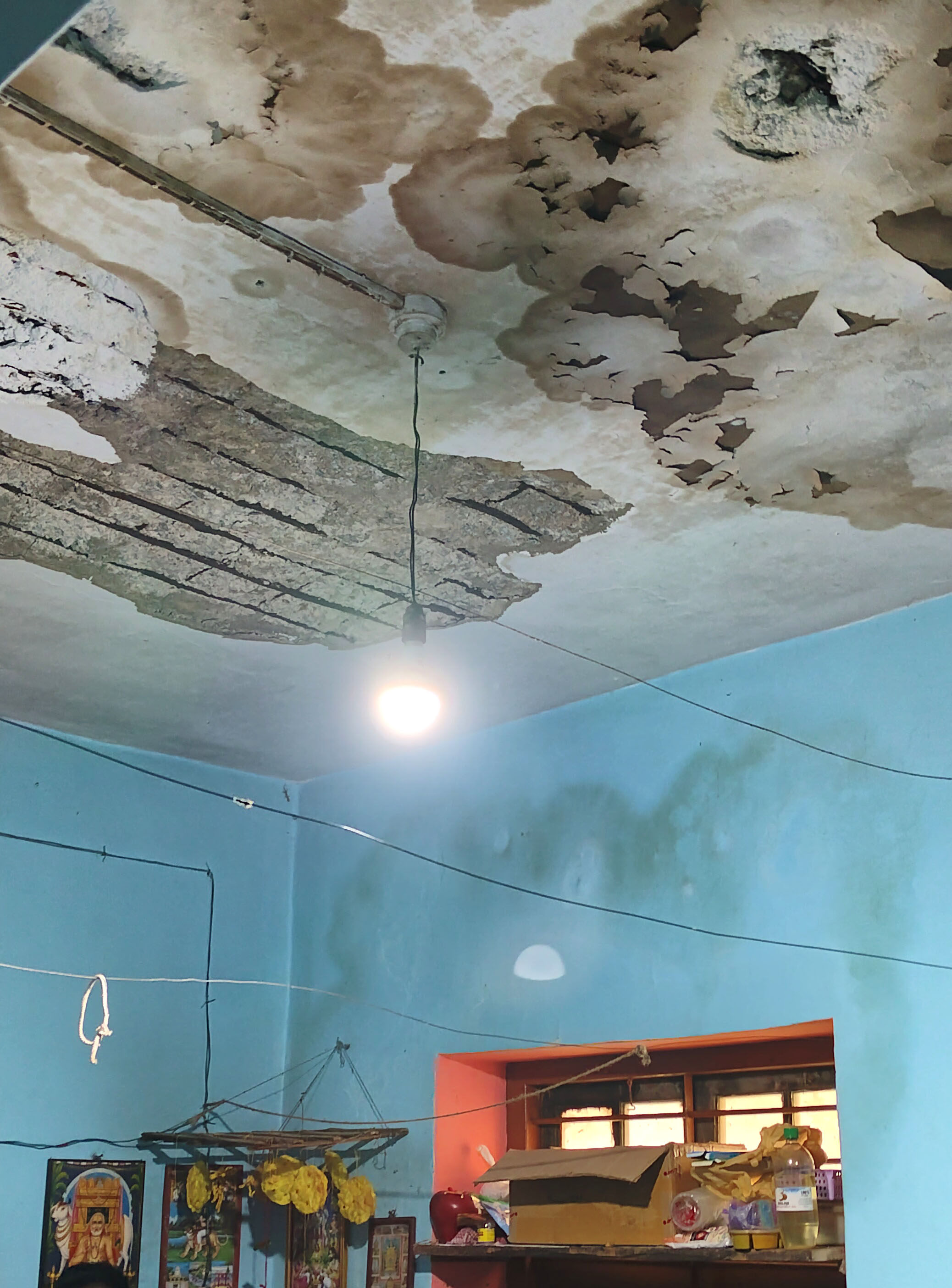 ಸಿಬ್ಬಂದಿ ವಾಸ ಮಾಡುವ ಕಟ್ಟಡದ ಚಾವಣಿ ಶಿಥಿಲವಾಗಿರುವುದು