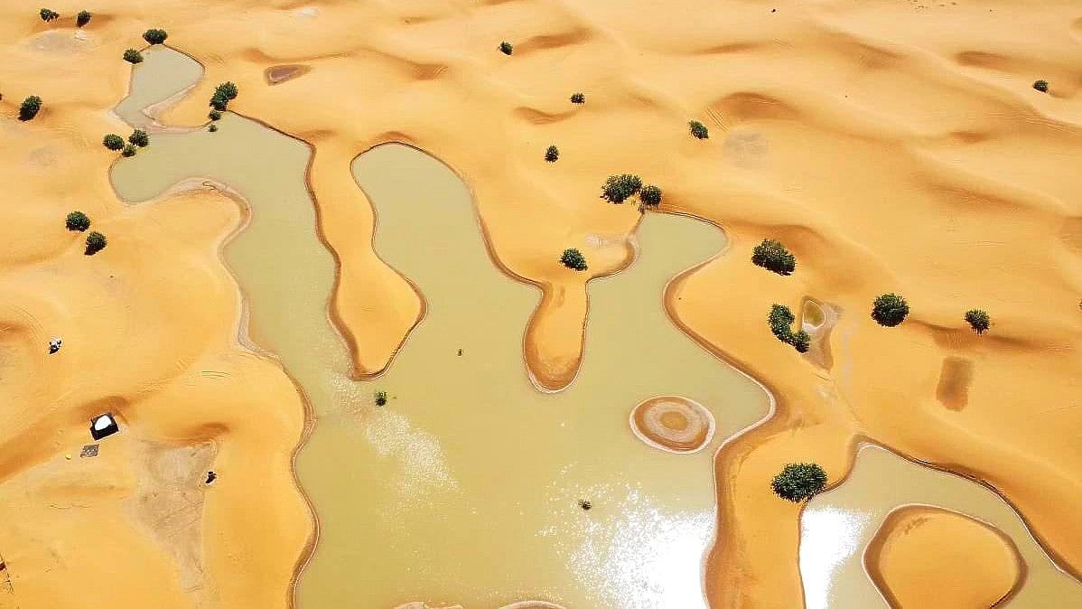 ಸಹರಾ ಮರುಭೂಮಿಯಲ್ಲಿ ಭಾರಿ ಮಳೆ: 50 ವರ್ಷದಿಂದ ಒಣಗಿ ಹೋಗಿದ್ದ ಸರೋವರ ಭರ್ತಿ!