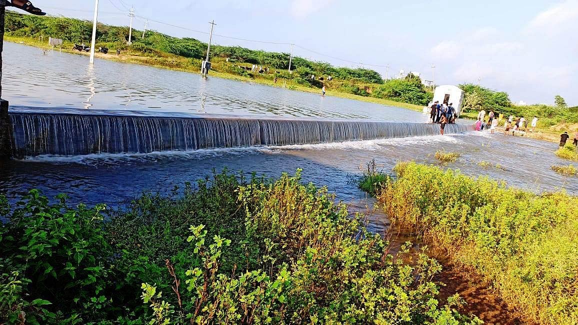 ಕೊಟ್ಟೂರು: ಕೋಡಿ ಹರಿದ ಕೊಟ್ಟೂರು ಕೆರೆಗೆ ಬೇಕಿದೆ ಕಾಯಕಲ್ಪ