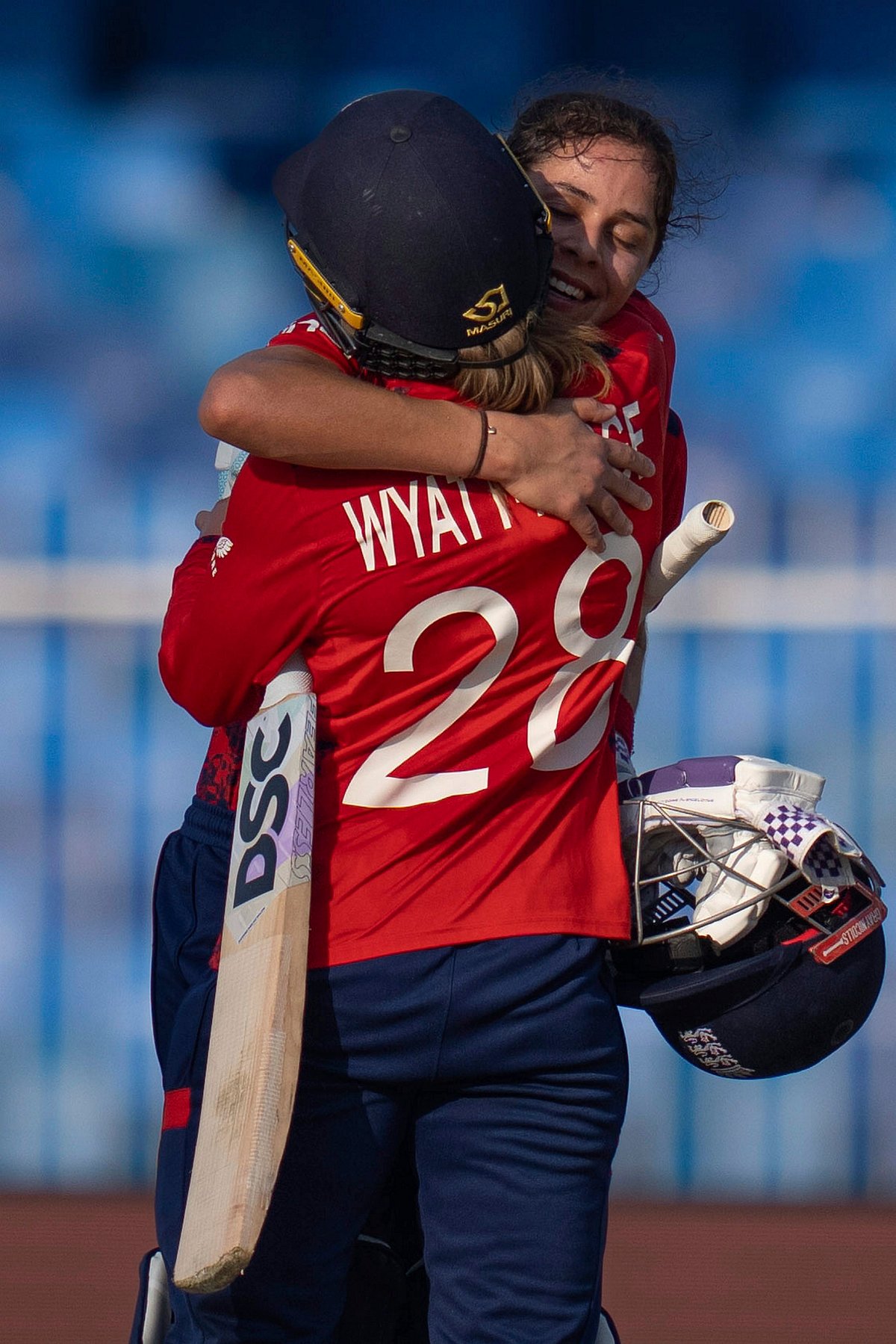 ಮಹಿಳಾ ಟಿ20 ವಿಶ್ವಕಪ್: ಇಂಗ್ಲೆಂಡ್ ಸೆಮಿ ಕನಸು ಜೀವಂತ 