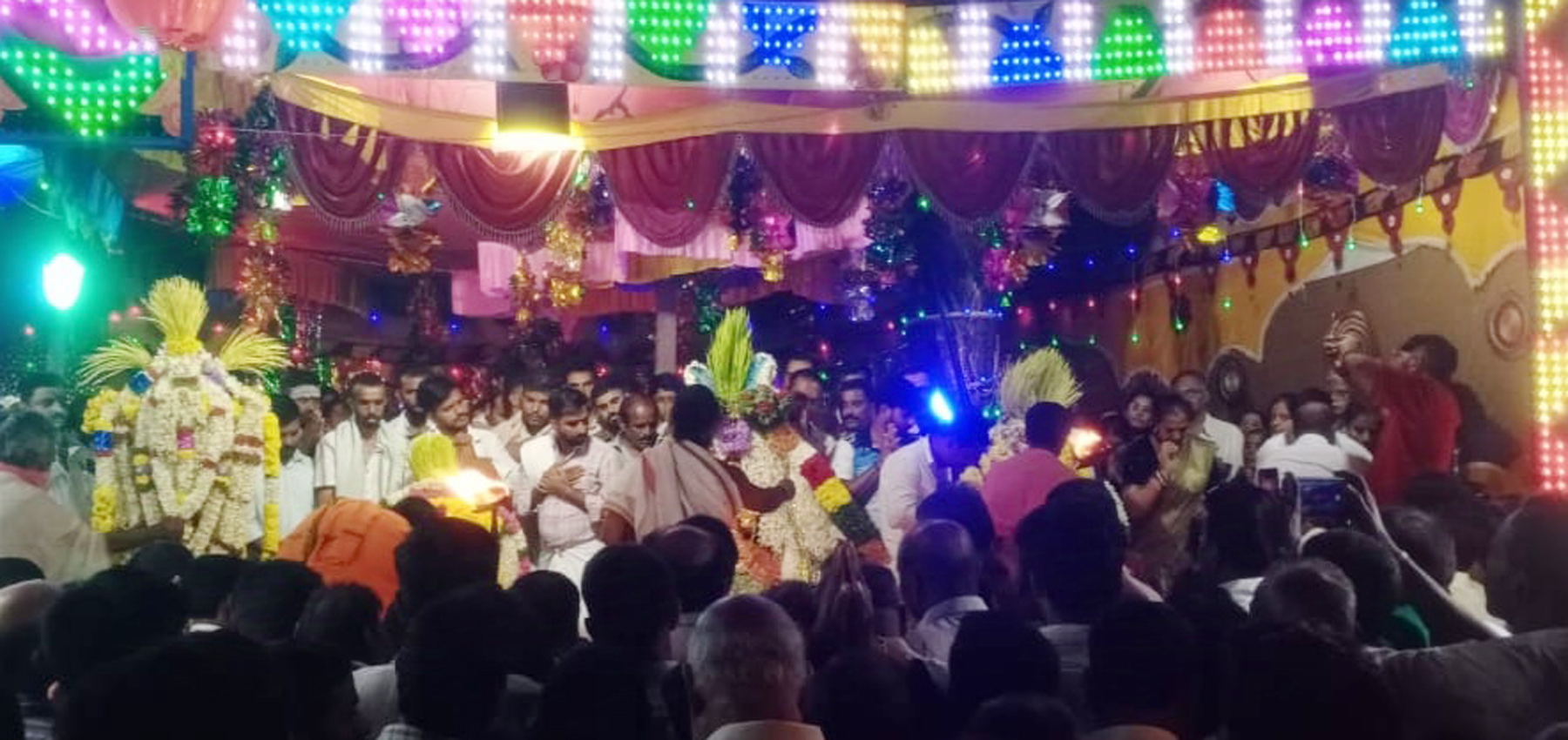 ಬನ್ನಿಮಂಟಪದ ಮುಂಭಾಗದ ದೇವಳದಲ್ಲಿ ಅಪಾರ ಭಕ್ತರು ಹಣ್ಣು ಕಾಯಿ ಮಾಡಿಸಿ ಹರಕೆ ಸಲ್ಲಿಸಿದರು