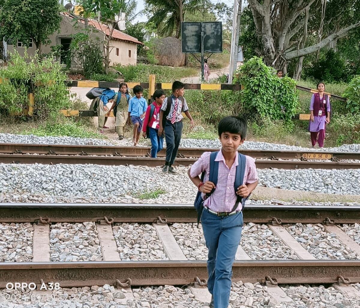 ಮಂಡ್ಯ: ಅಪಾಯ ಲೆಕ್ಕಿಸದೆ ಹಳಿ ದಾಟುವ ಜನ