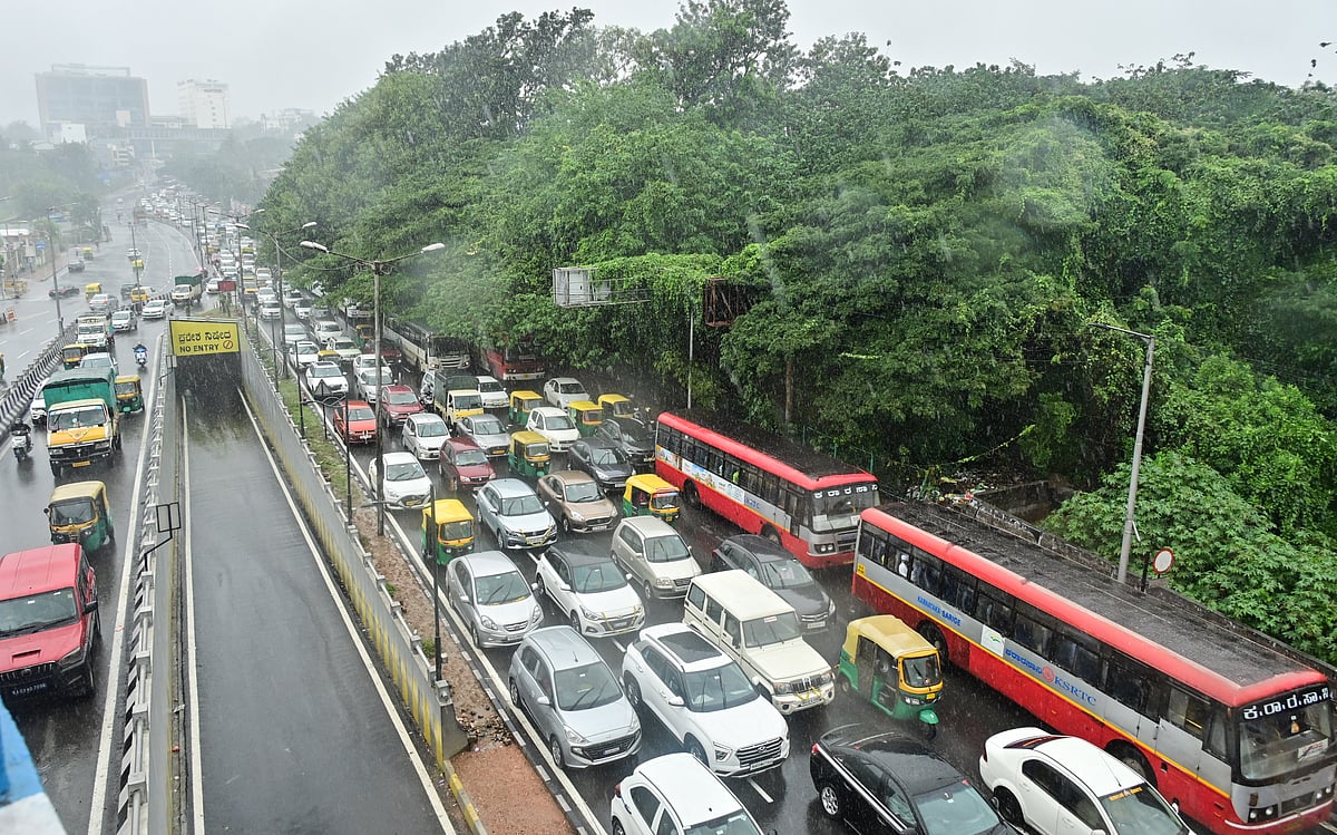 ಬೆಂಗಳೂರಿನಲ್ಲಿ ದಿನವಿಡೀ ಮಳೆ; ಜನಜೀವನ ಅಸ್ತವ್ಯಸ್ತ