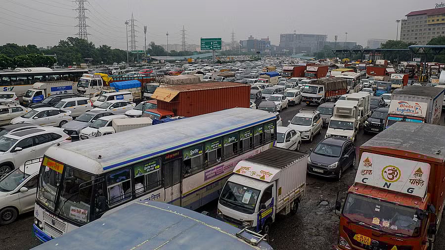 ಟೋಲ್‌ ವಿನಾಯಿತಿ; ಬೊಕ್ಕಸಕ್ಕೆ ₹5,000 ಕೋಟಿ ಹೊರೆ: ಸಾಮ್ನಾ