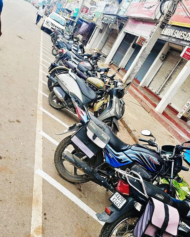 ರಾಣೆಬೆನ್ನೂರು: ಬೈಕ್‌ ನಿಲ್ಲಿಸಲು ಬಿಳಿ ಗೆರೆ ಪಟ್ಟಿ 