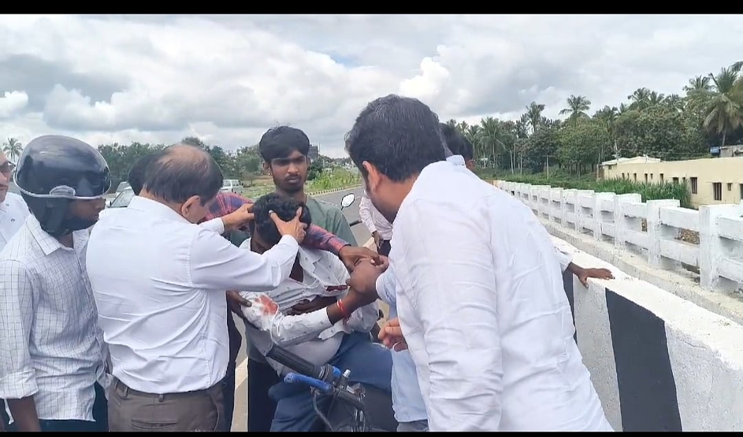 ಹಾರೋಹಳ್ಳಿ: ಬೈಕ್‌ ಸವಾರನಿಗೆ ಪ್ರಥಮ ಚಿಕಿತ್ಸೆ ನೀಡಿದ ಸಂಸದ ಸಿ.ಎನ್. ಮಂಜುನಾಥ್