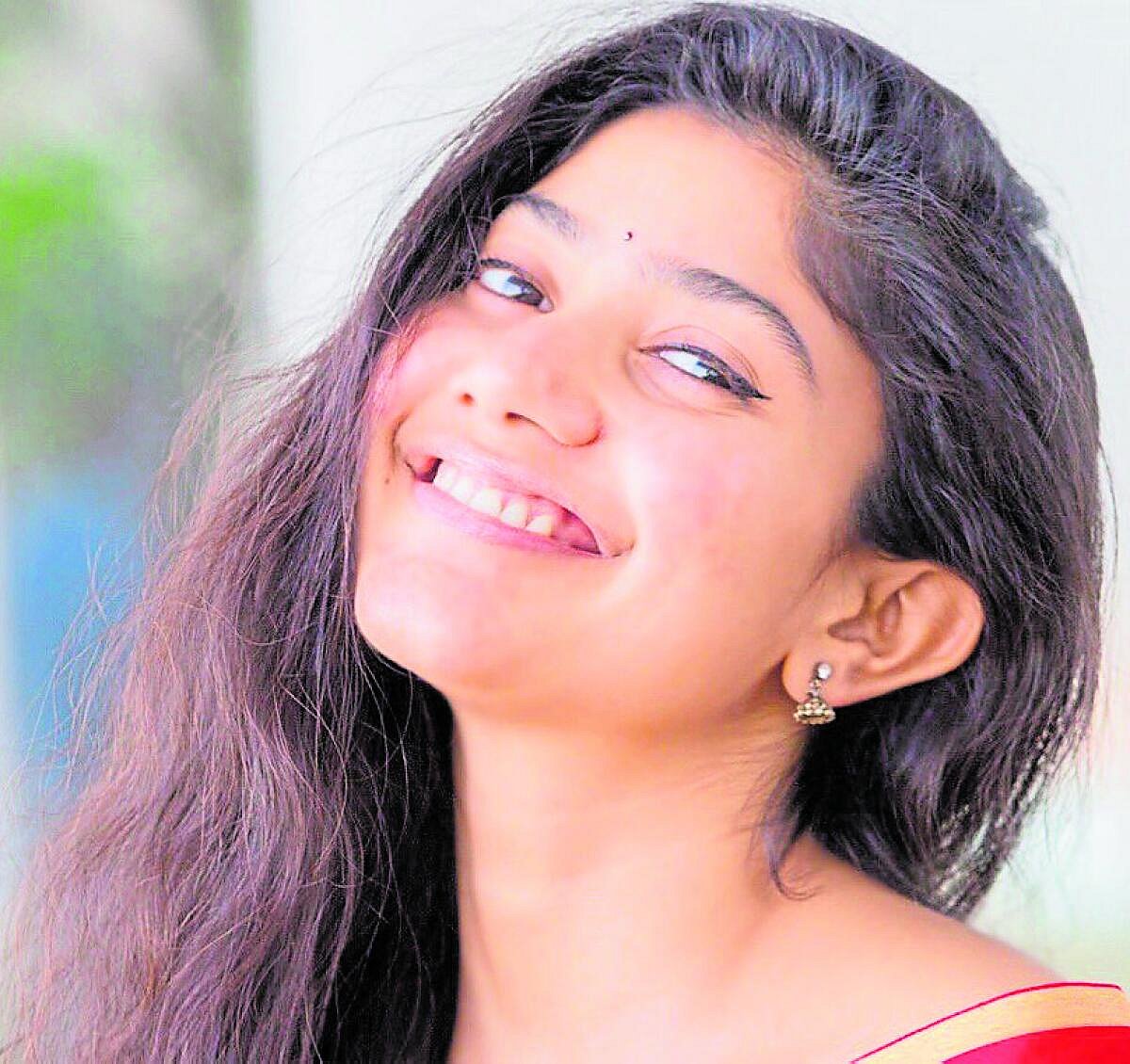 ಚಂದವೆಂಬ ಮಾಯೆಯ ಹಿಂದೆ