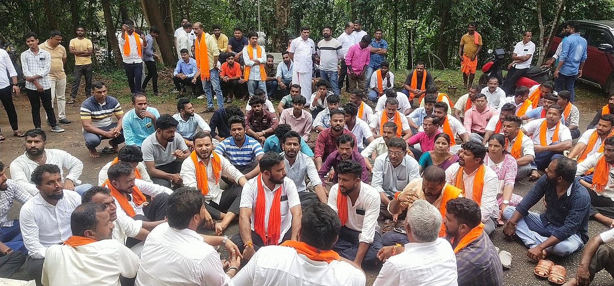 ಪುತ್ತೂರು | ಒಂದು ಸಮುದಾಯದ ಹೆಣ್ಣು ಮಕ್ಕಳ ಅಪಮಾನ ಆರೋಪ: ಅರಣ್ಯಾಧಿಕಾರಿ ವಶಕ್ಕೆ