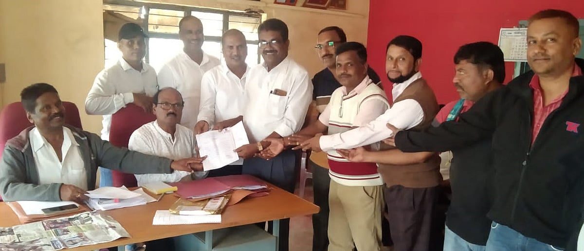 ರವಿ ದಳವಾಯಿರಿಂದ ನಾಮಪತ್ರ ಸಲ್ಲಿಕೆ 