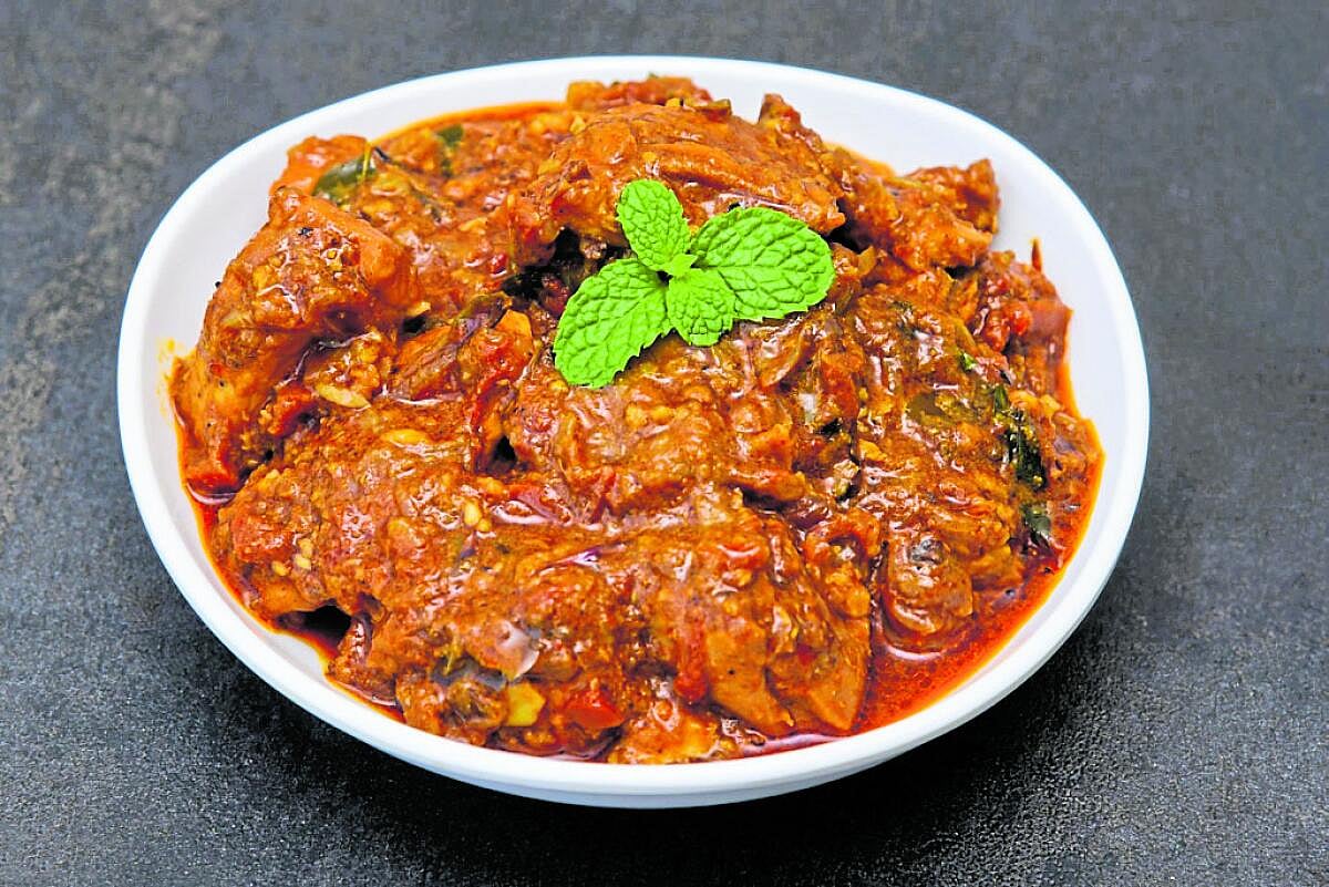 ಮಳೆಗೆ ಮಾಂಸಾಹಾರಿ ಖಾದ್ಯ: ಹೈದ್ರಾಬಾದಿ ರೆಡ್ ಚಿಕನ್, ಚಿಕನ್ ಪೆಪ್ಪರ್ ಡ್ರೈ