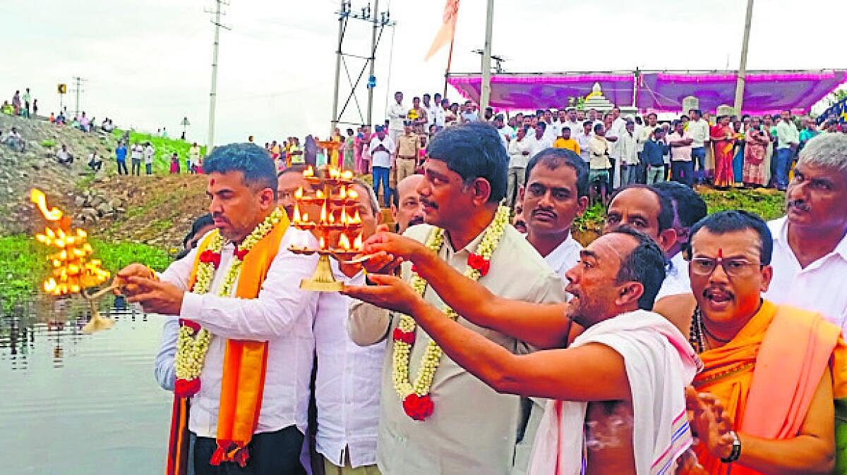 ಮೂಡಲ್ ಕುಣಿಗಲ್ ಕೆರೆಗೆ ಗಂಗಾರತಿ ಮೂಲಕ ಬಾಗಿನ ಸಮರ್ಪಣೆ
