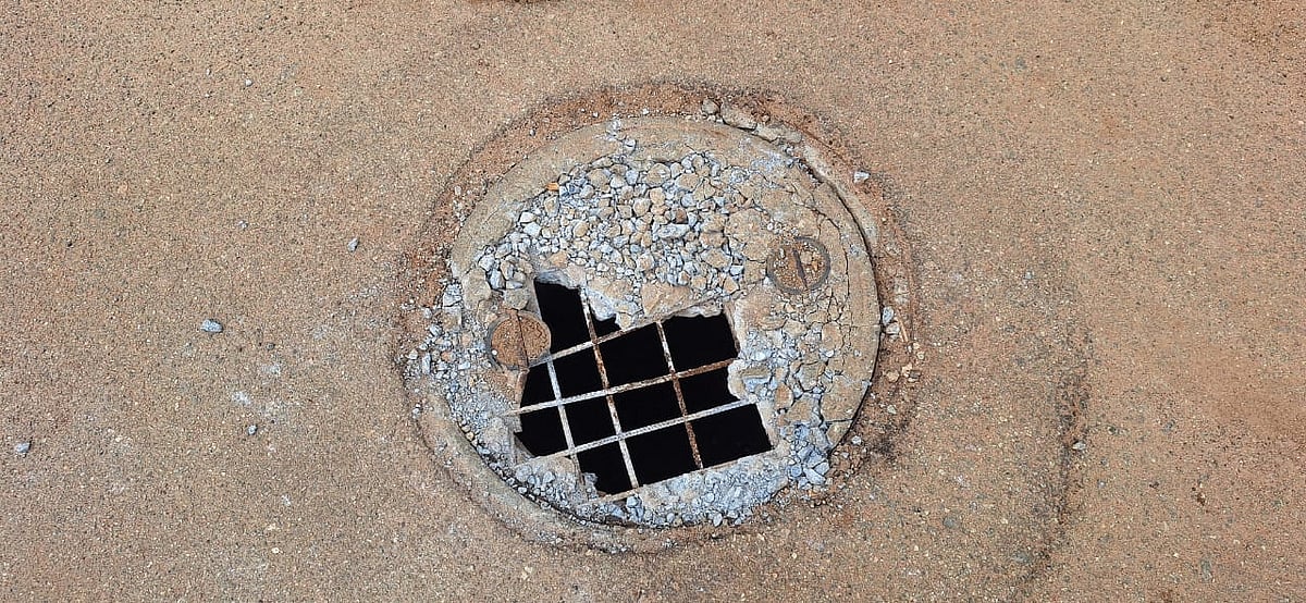 ತಿಪಟೂರು | ನಗರಸಭೆ ಅಧಿಕಾರಿಗಳ ನಿರ್ಲಕ್ಷ್ಯ: ಬಾಯ್ತೆರೆದುಕೊಂಡಿರುವ ಮ್ಯಾನ್‌ಹೋಲ್