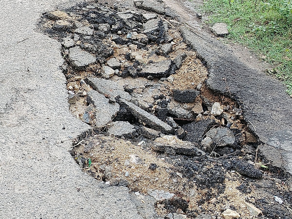 ಲಿಂಗಸುಗೂರು | ಕೆಸರು ಗದ್ದೆಯಾದ ರಸ್ತೆಗಳು: ಕುಸಿದ ಸೇತುವೆಗಳು