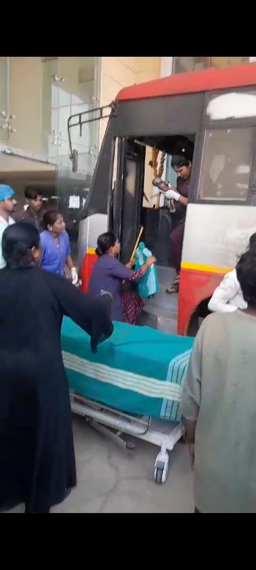 ಕನಕಪುರ | ಬಸ್‌ನಲ್ಲೇ ಹೆರಿಗೆ: ಅವಳಿ ಮಕ್ಕಳಿಗೆ ಜನ್ಮ