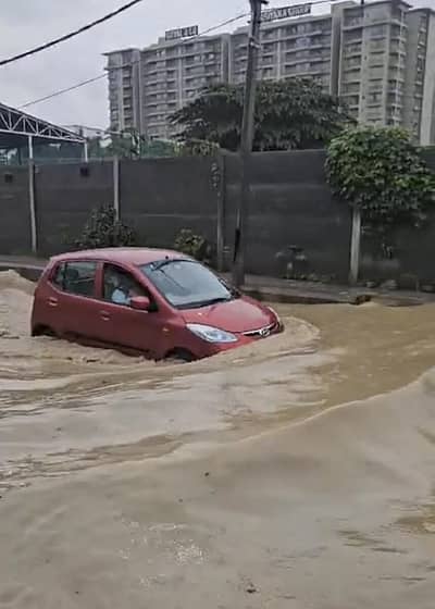 ಮಳೆನೀರಿನಲ್ಲಿ ಮುಳುಗಿದ ಕಾರು