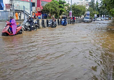 ಜಲಾವೃತವಾಗಿರುವ ರಸ್ತೆ
