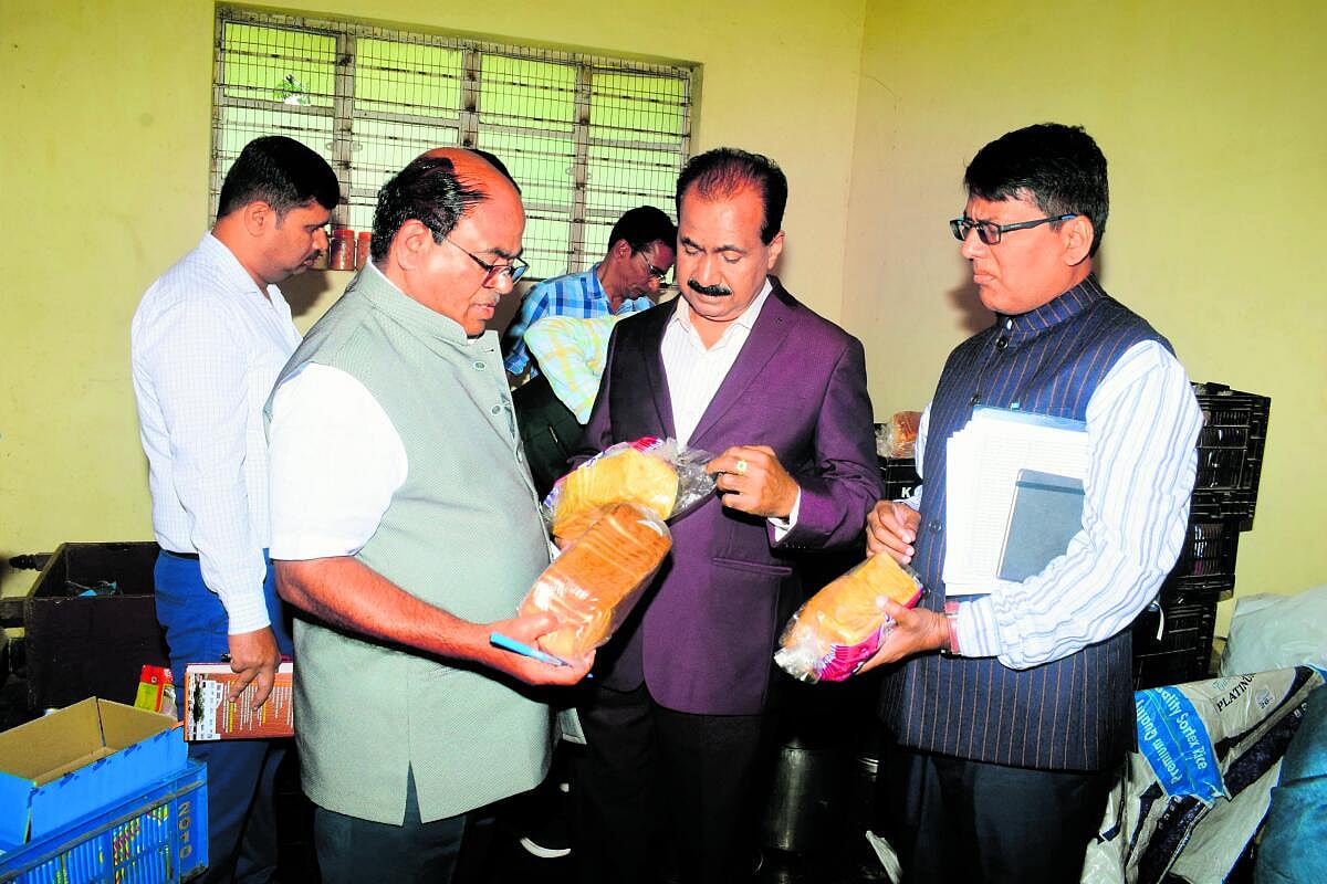 ಮಂಡ್ಯ | ಕಳಪೆ ಆಹಾರ ತಯಾರಿಕೆ; ಐವರು ಸಿಬ್ಬಂದಿ ಅಮಾನತು