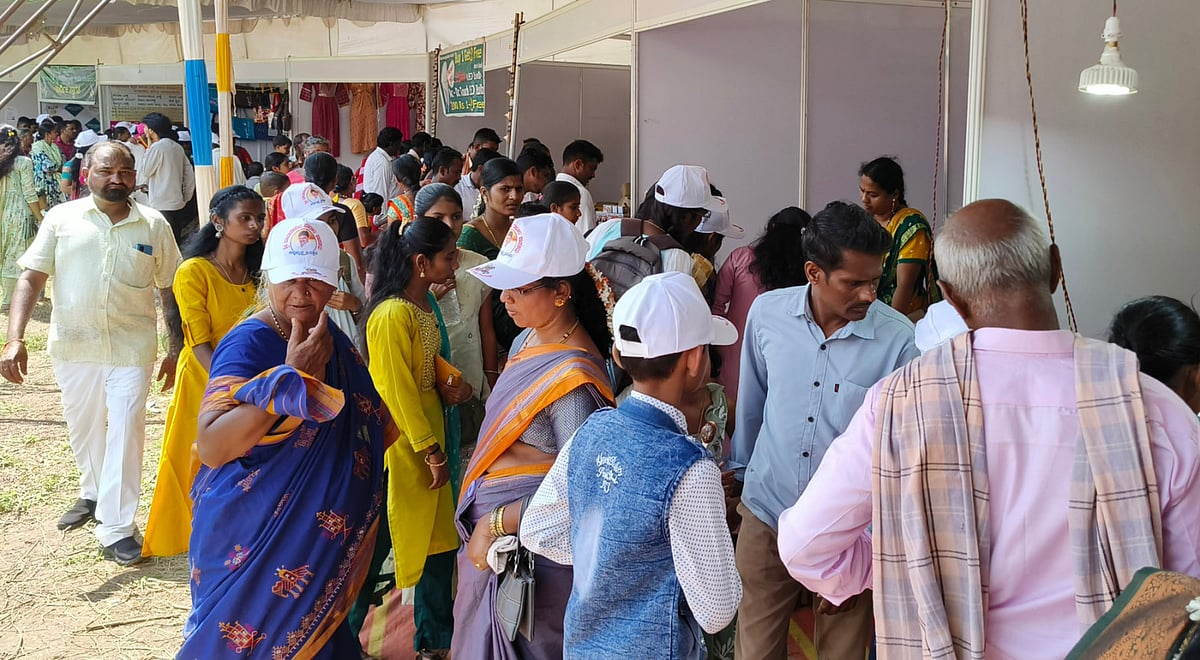  ಕಿತ್ತೂರು ಉತ್ಸವ | ವಾಣಿಜ್ಯ ಮಳಿಗೆಗಳಲ್ಲಿ ಜನಜಂಗುಳಿ