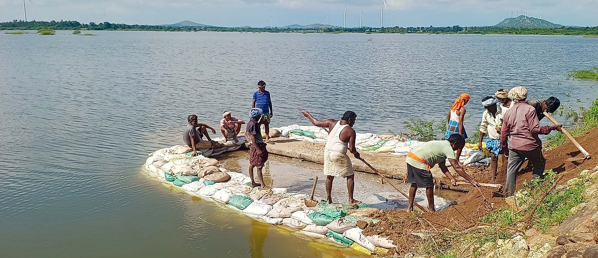 ಜಗಳೂರು | ಭರಮಸಮುದ್ರ ಕೆರೆ ತೂಬಿನಲ್ಲಿ ಸೋರಿಕೆ: ರೈತರಲ್ಲಿ ಆತಂಕ