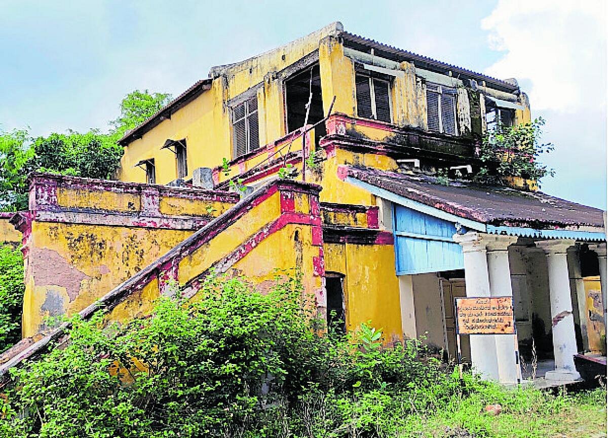 ಲಿಂಗಸುಗೂರು | ನಿರ್ವಹಣೆ ನಿರ್ಲಕ್ಷ್ಯ: ಭವ್ಯ ಪ್ರವಾಸಿ ಮಂದಿರ ಹಾಳು