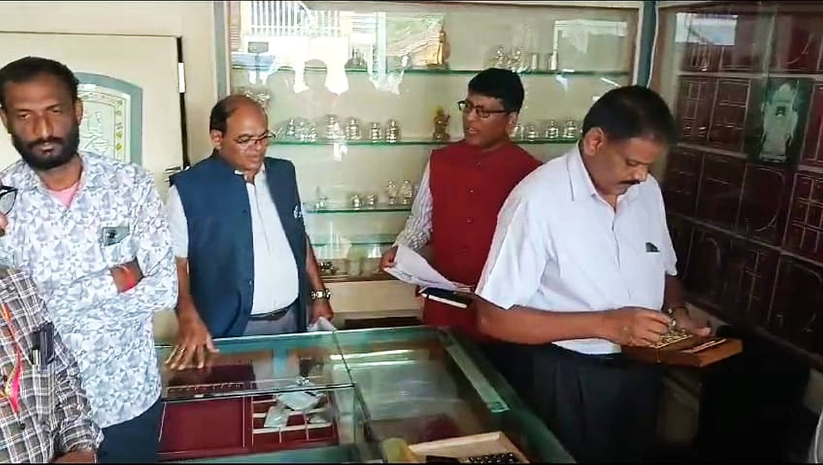 ಮಂಡ್ಯ | ತೂಕದಲ್ಲಿ ಮೋಸ: ಆಭರಣ ಮಳಿಗೆಗಳಿಗೆ ಬೀಗ