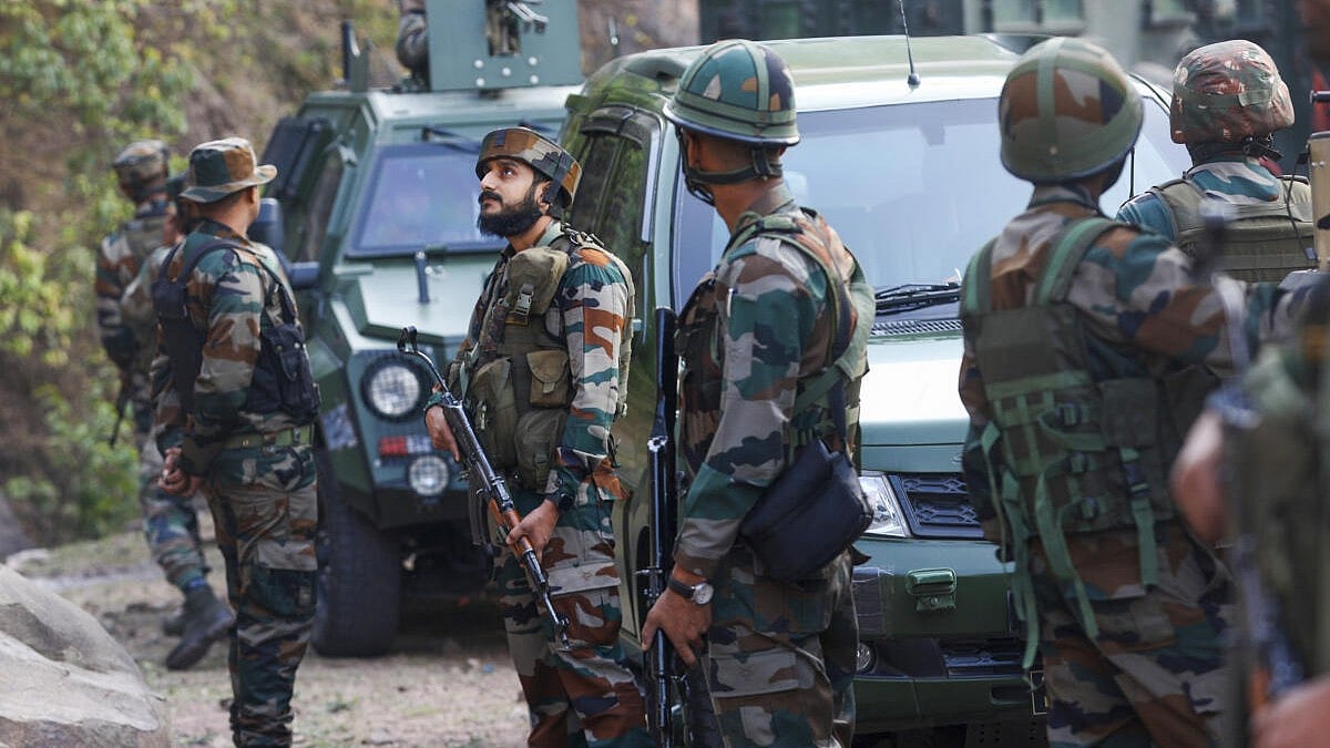 ಉಗ್ರರ ದಾಳಿ: ಇಬ್ಬರು ಯೋಧರು ಹುತಾತ್ಮ; ಇಬ್ಬರು ಕಾರ್ಮಿಕರು ಸಾವು