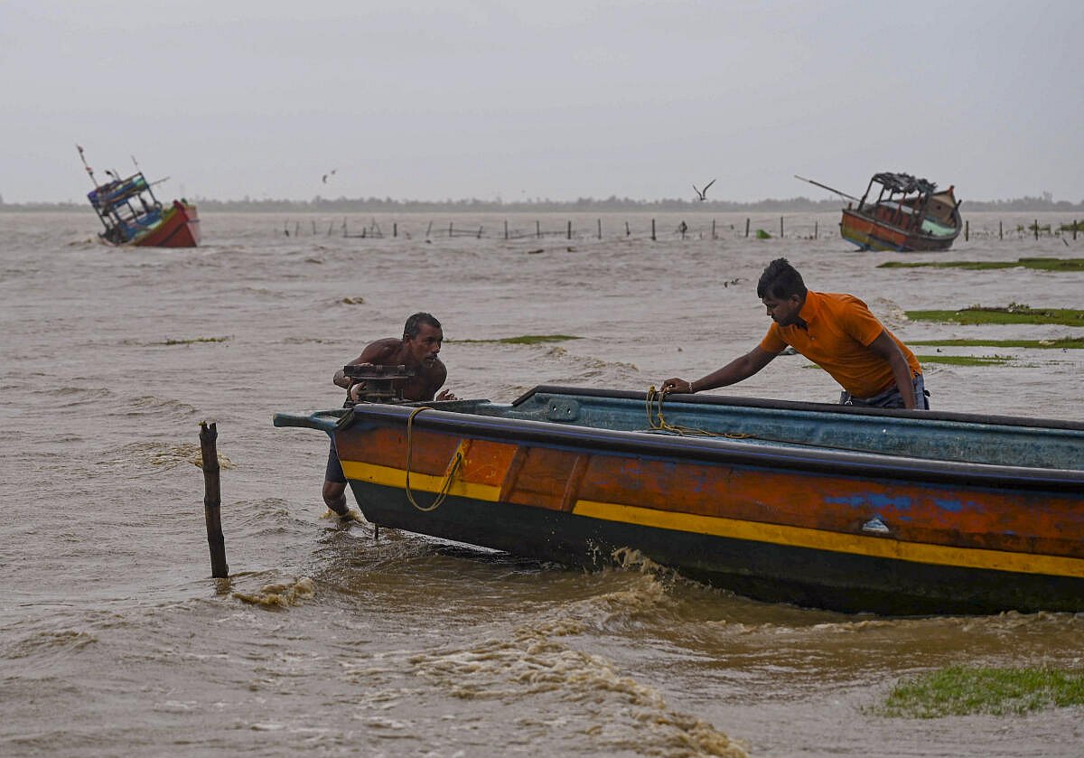 ಒಡಿಶಾ, ಪ.ಬಂಗಾಳಕ್ಕೆ ಅಪ್ಪಳಿಸಿದ ಡಾನಾ ಚಂಡಮಾರುತ: ಭಾರಿ ಮಳೆ, ಹಲವೆಡೆ ಭೂಕುಸಿತ