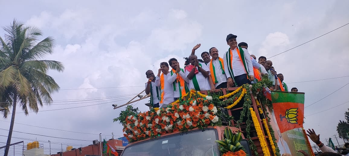 ಚನ್ನಪಟ್ಟಣ ಉಪಚುನಾವಣೆ: JDS ಅಭ್ಯರ್ಥಿ ನಿಖಿಲ್ ಕುಮಾರಸ್ವಾಮಿ ಭರ್ಜರಿ ರೋಡ್ ಶೋ