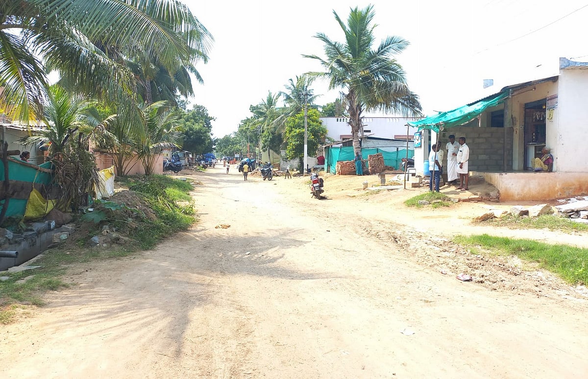 ಮರಕುಂಬಿ ಗ್ರಾಮದಲ್ಲಿ ನೀರವ ಮೌನ: ಸ್ಥಬ್ಧವಾದ ಗ್ರಾಮ, ಪೊಲೀಸ್‌ ಕಣ್ಗಾವಲು