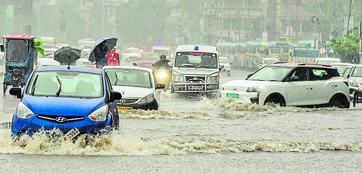 Cyclone Dana: ಅಬ್ಬರಿಸಿದ ಚಂಡಮಾರುತ, ಭಾರಿ ಮಳೆ, 2 ಸಾವು