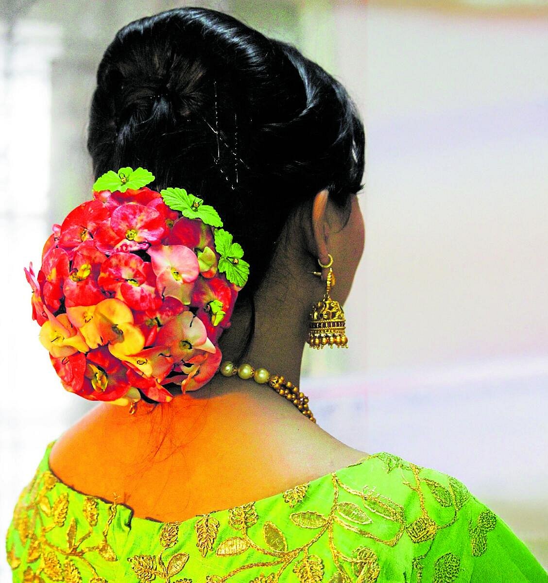 ಅಂದ ಹೆಚ್ಚಿಸಿಕೊಳ್ಳಲು ಹೂವನ್ನು ಹೀಗೂ ಮುಡಿದುಕೊಳ್ಳಬಹುದು...