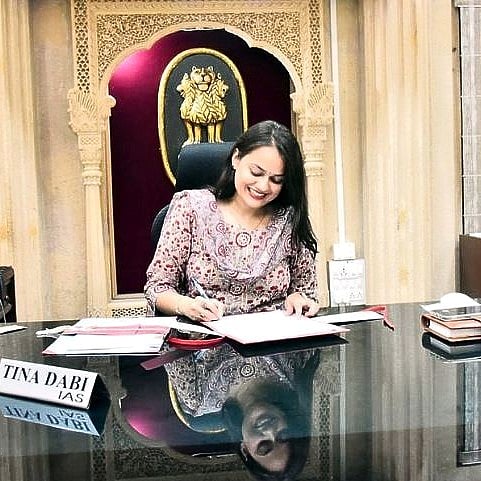 Video: BJP ನಾಯಕನಿಗೆ 7 ಸೆಕೆಂಡ್‌ನಲ್ಲಿ 5 ಬಾರಿ ನಮಿಸಿದ IAS ಟಾಪರ್ ಟೀನಾ ಡಾಬಿ!