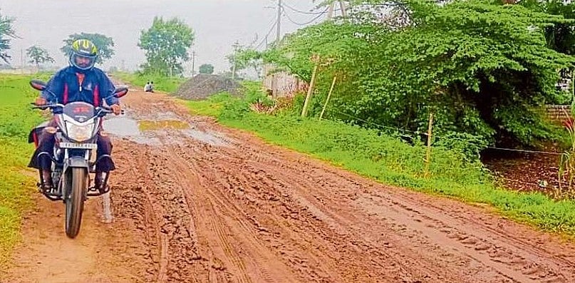 ಯಡ್ರಾಮಿ| ರಸ್ತೆ ಹಾಳಾಗಿವೆ; ಎಚ್ಚರಿಕೆಯಿಂದ ಸಂಚರಿಸಿ!
