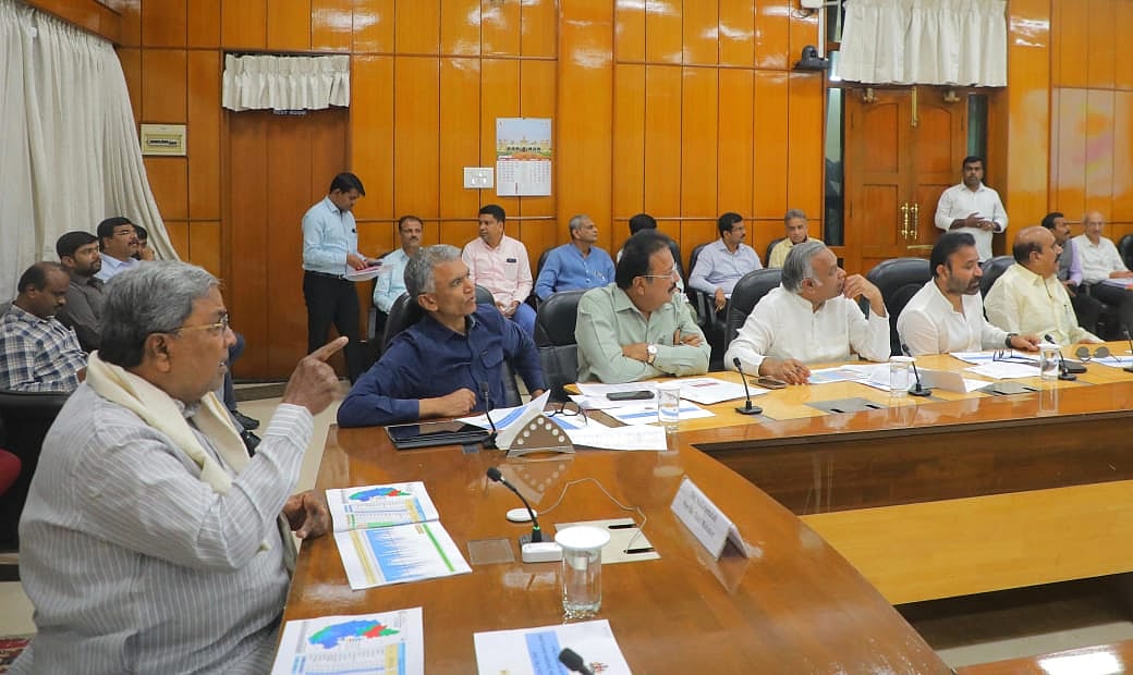ಮಳೆ ಹಾನಿ ಕುರಿತು ಅಧಿಕಾರಿಗಳೊಂದಿಗೆ ಮುಖ್ಯಮಂತ್ರಿ ಸಿದ್ದರಾಮಯ್ಯ ಸಭೆ