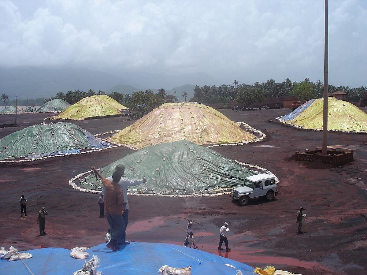 ಬೇಲೆಕೇರಿ: ಬಿಗಿಭದ್ರತೆ ಮಧ್ಯೆಯೇ ಅದಿರು ಕದ್ದು, ರಫ್ತು