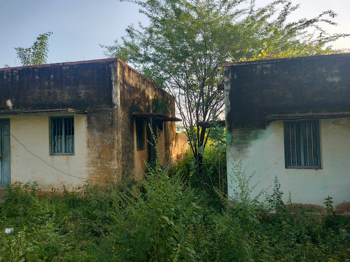 ಹುಳಿಯಾರು | ಪೊಲೀಸರಿಗಿಲ್ಲ ವ್ಯವಸ್ಥಿತ ವಸತಿಗೃಹ: ಸುತ್ತ ಗಿಡ–ಗಂಟಿ, ಸೋರುವ ಚಾವಣಿ