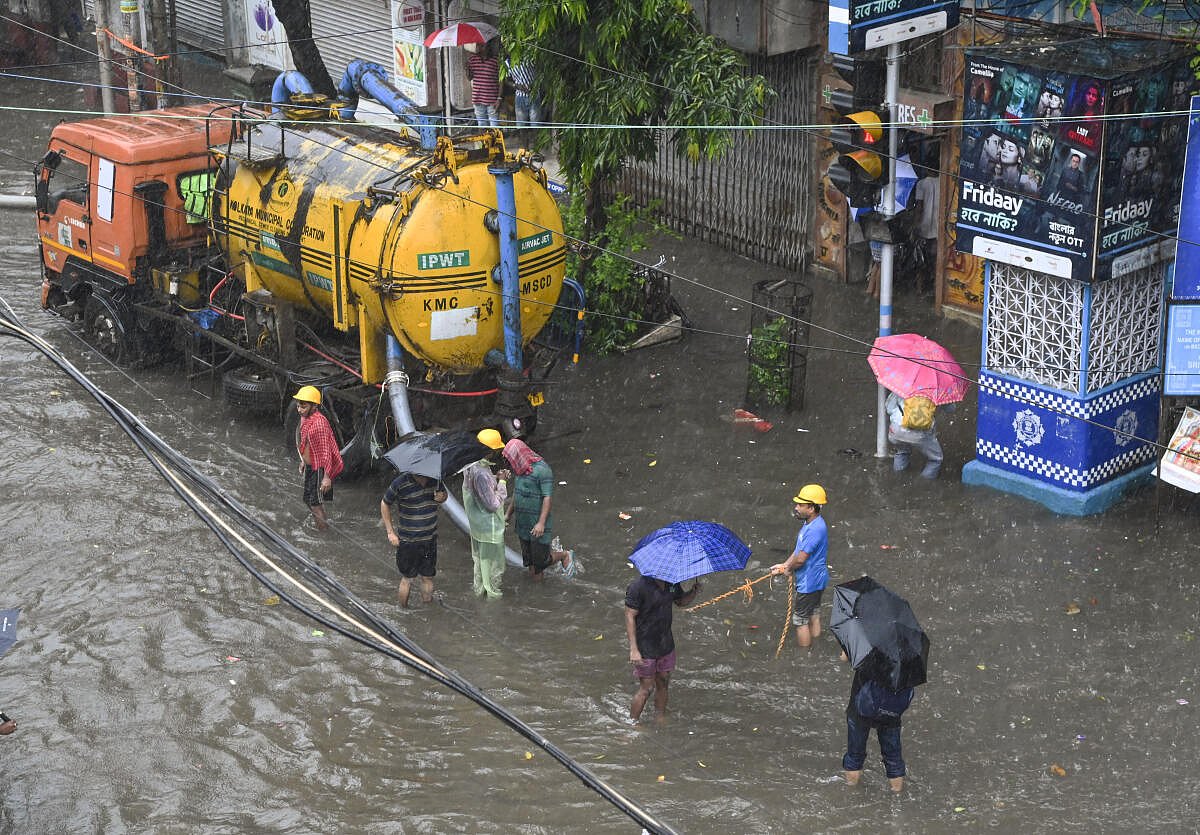 Cyclone Dana | ಒಡಿಶಾದ ಪ್ರವಾಹ ಪೀಡಿತ ಗ್ರಾಮದಿಂದ 24 ಜನರ ರಕ್ಷಣೆ