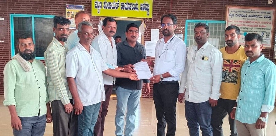 ಆನವಟ್ಟಿ: ಸಂತೆ ಮಾರುಕಟ್ಟೆಗೆ ಬಂಗಾರಪ್ಪ ಹೆಸರು ನಾಮಕರಣ ಮಾಡಿ